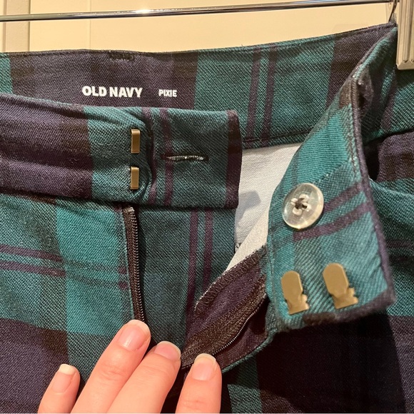 Old Navy Sz 6 Mid-Rise Printed Pixie Ankle
Pants, Black Watch - Picture 5 of 7